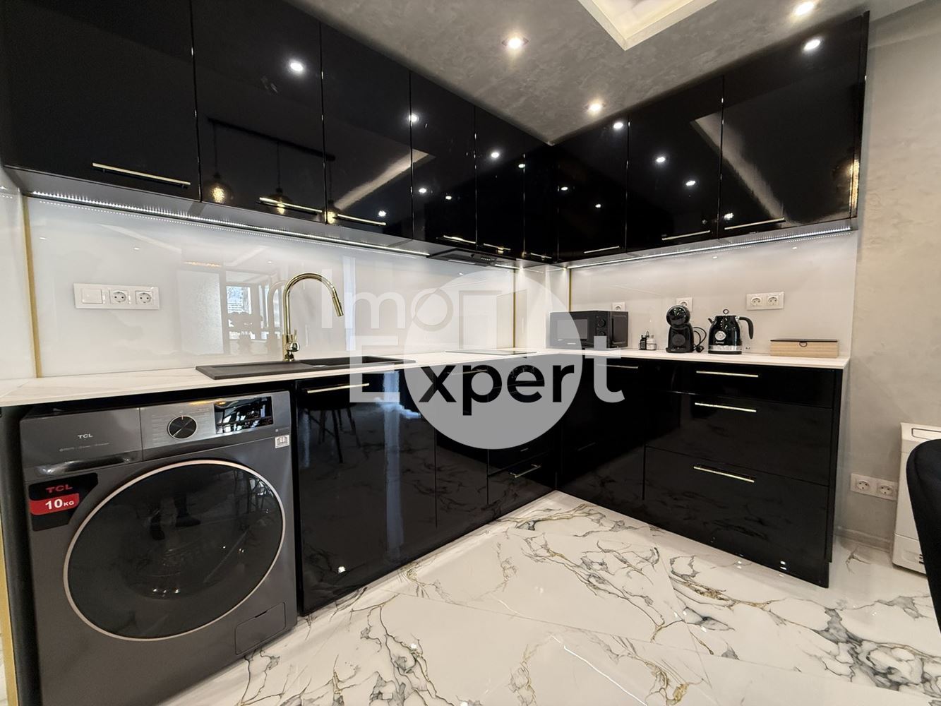 Луксозен двустаен апартамент под наем жк.Лазур с паркомясто на метри от морето и морската градина!!! - 0