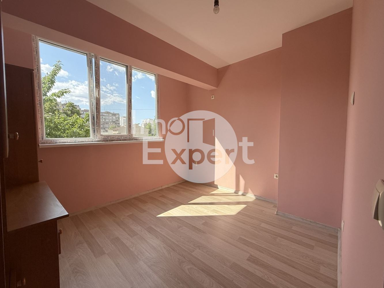 Преустроен обзаведен апартамент с две спални кв.Хале!!! - 0