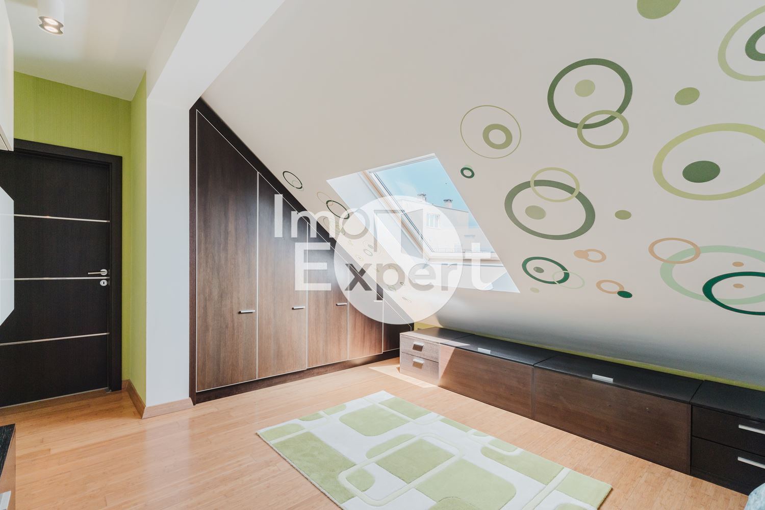 Обзаведен четиристаен апартамент на метри от морето гледка море и с акт16 и асансьор !!! - 0