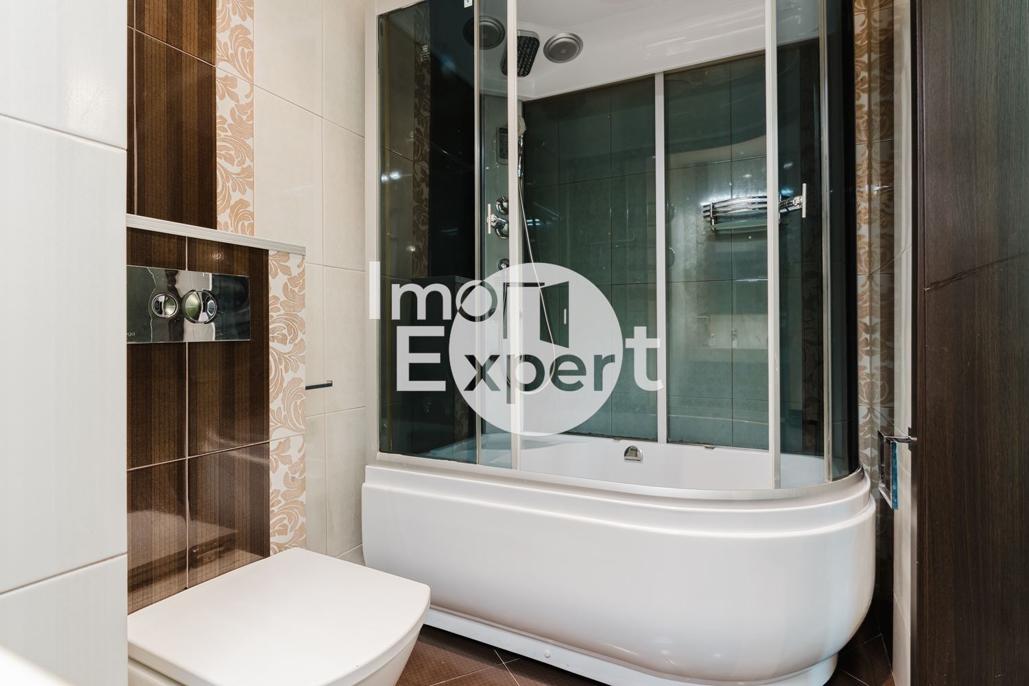 Обзаведен четиристаен апартамент на метри от морето гледка море и с акт16 и асансьор !!! - 0