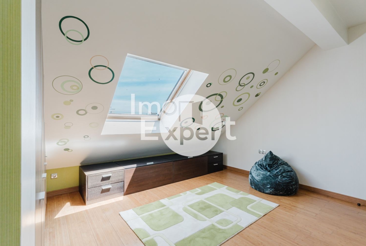 Обзаведен четиристаен апартамент на метри от морето гледка море и с акт16 и асансьор !!! - 0