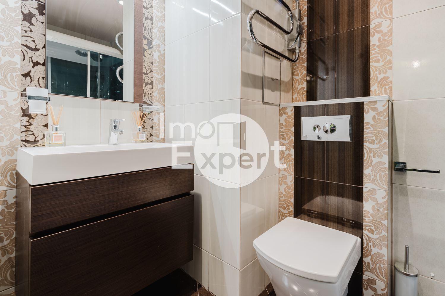 Обзаведен четиристаен апартамент на метри от морето гледка море и с акт16 и асансьор !!! - 0