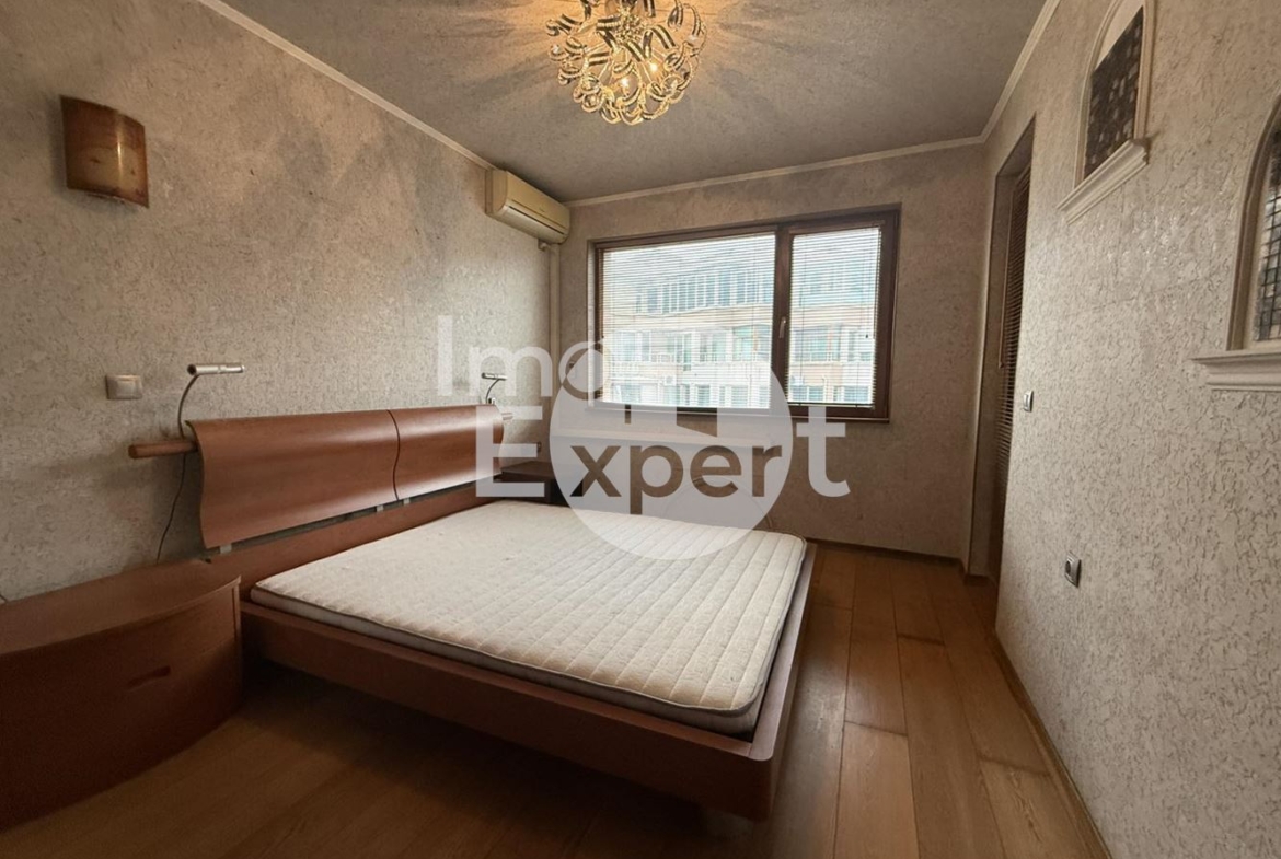 Тристаен апартамент в жк. Лазур на отлична локация - 0