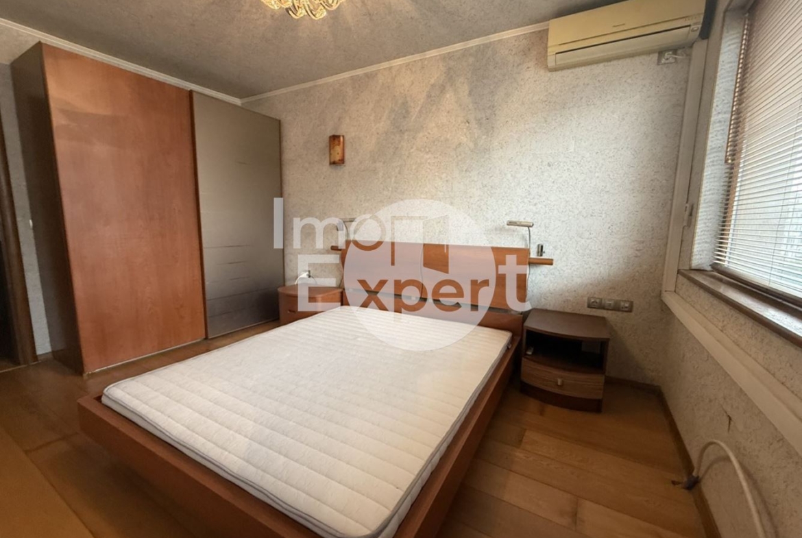 Тристаен апартамент в жк. Лазур на отлична локация - 0