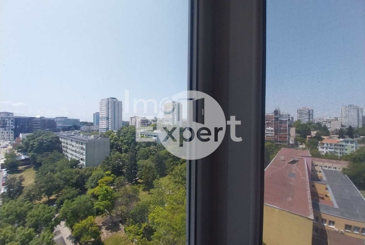 Нов имот на пазара. Двустаен апартамент с отделна кухня в ж.к. "Зорница" - 0