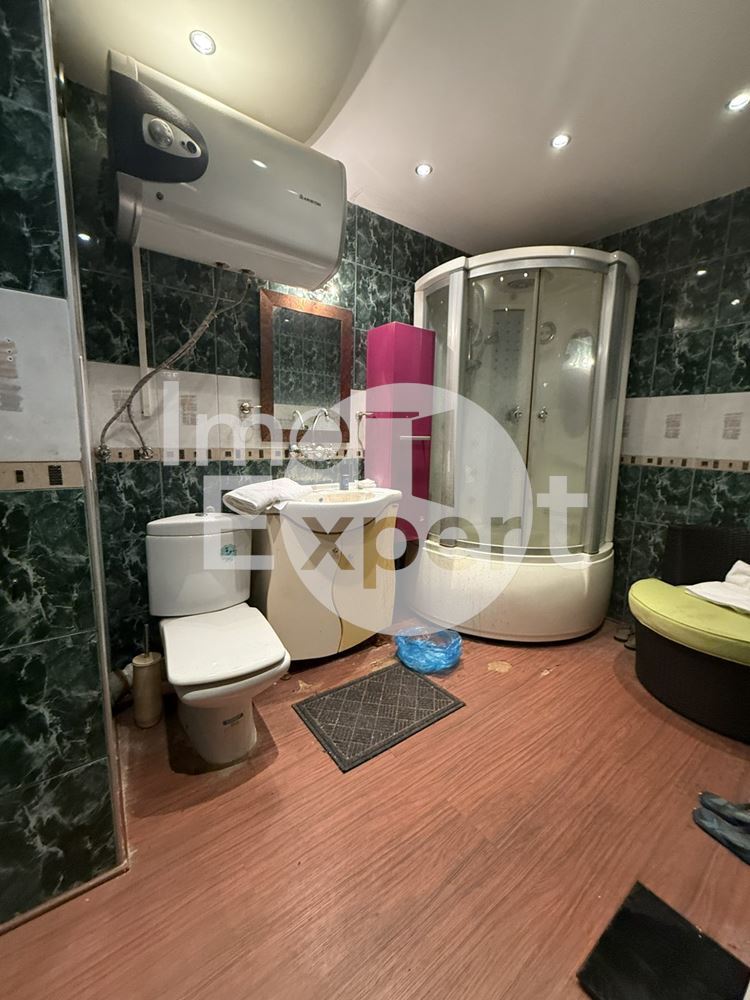 Тристаен апартамент в жк. Лазур на отлична локация - 0