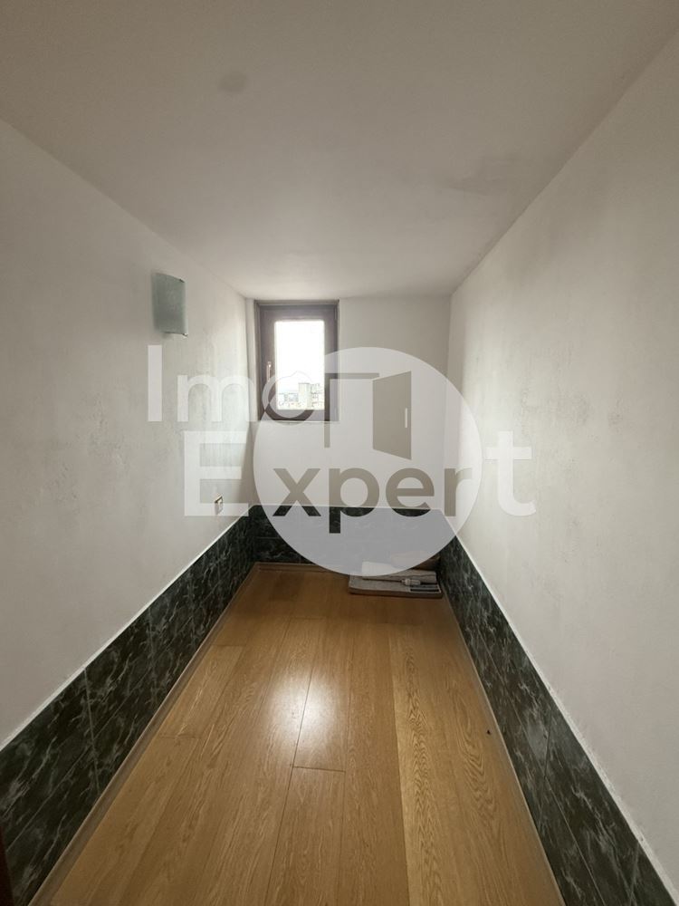 Тристаен апартамент в жк. Лазур на отлична локация - 0