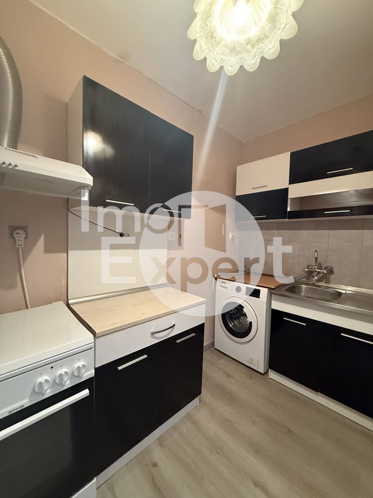 Обзаведен апартамент с две стаи и отделна кухня в жк.Славейков на отлична локация - 0