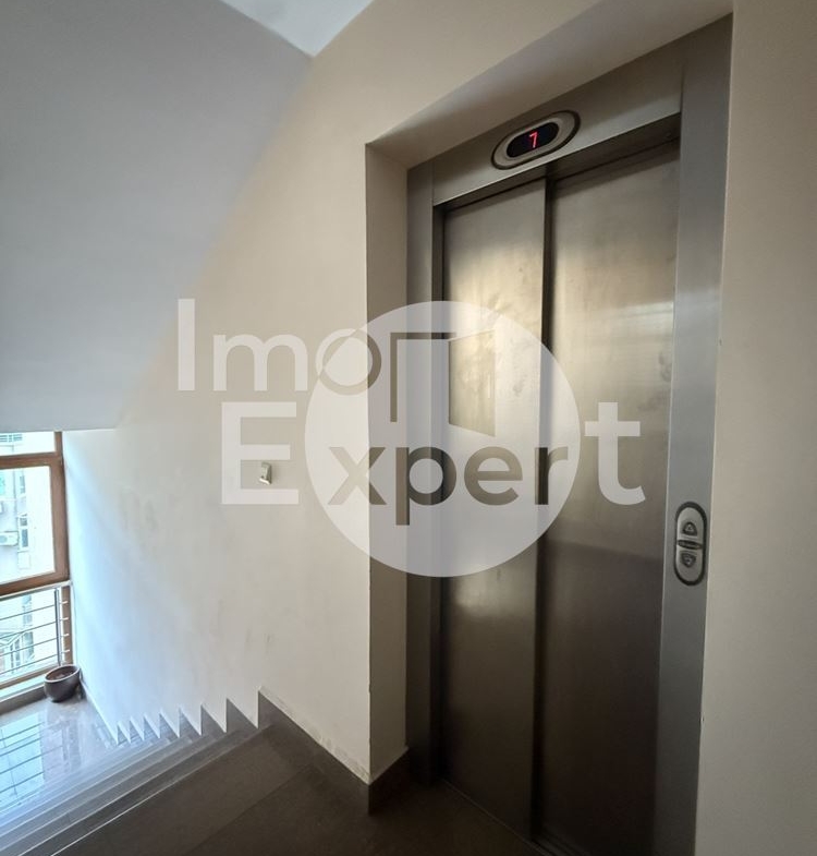 Тристаен апартамент в жк. Лазур на отлична локация - 0