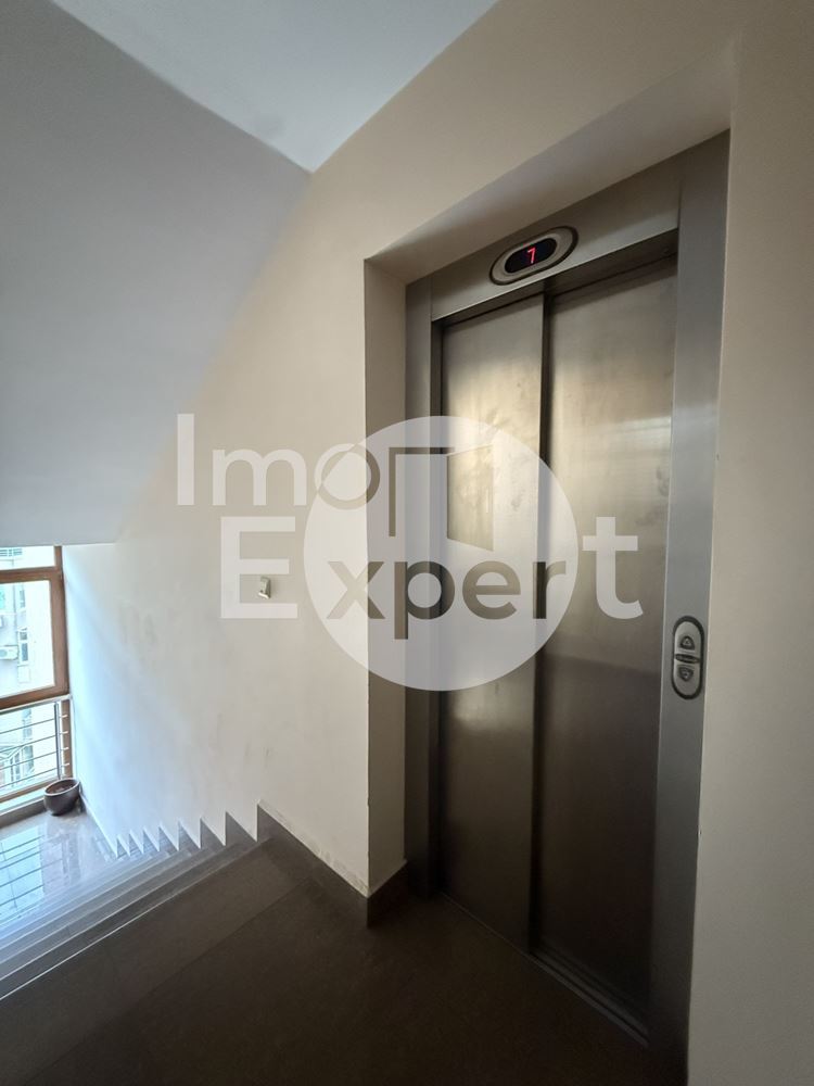 Тристаен апартамент в жк. Лазур на отлична локация - 0