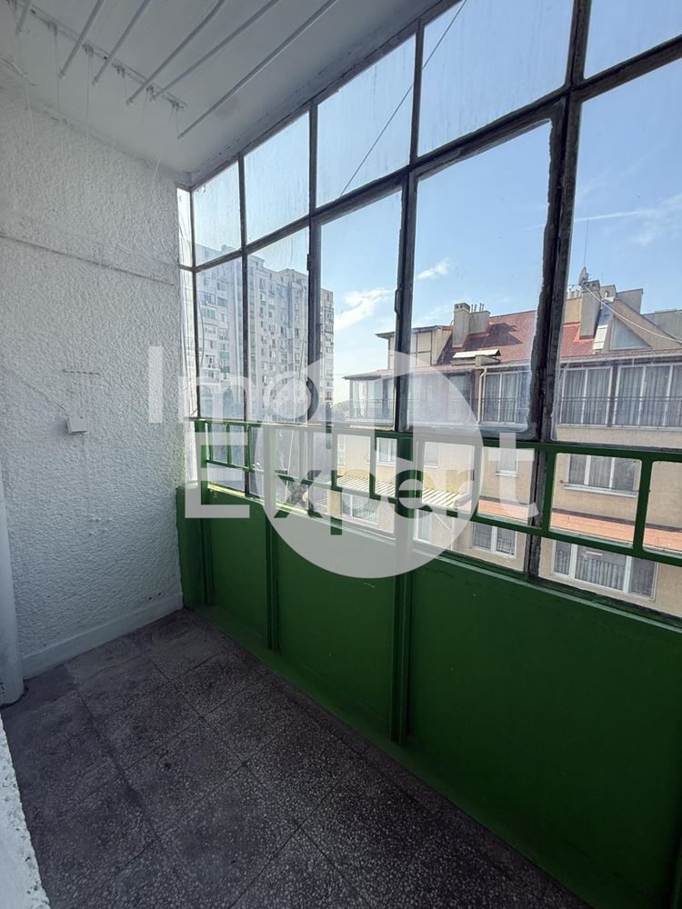 Обзаведен апартамент с две стаи и отделна кухня в жк.Славейков на отлична локация - 0