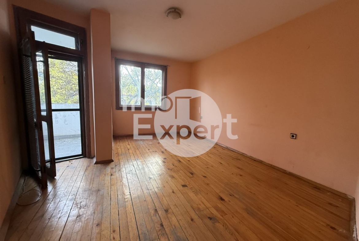 Апартамент с три отделни стаи на отлична локация-кв.Възраждане - 0