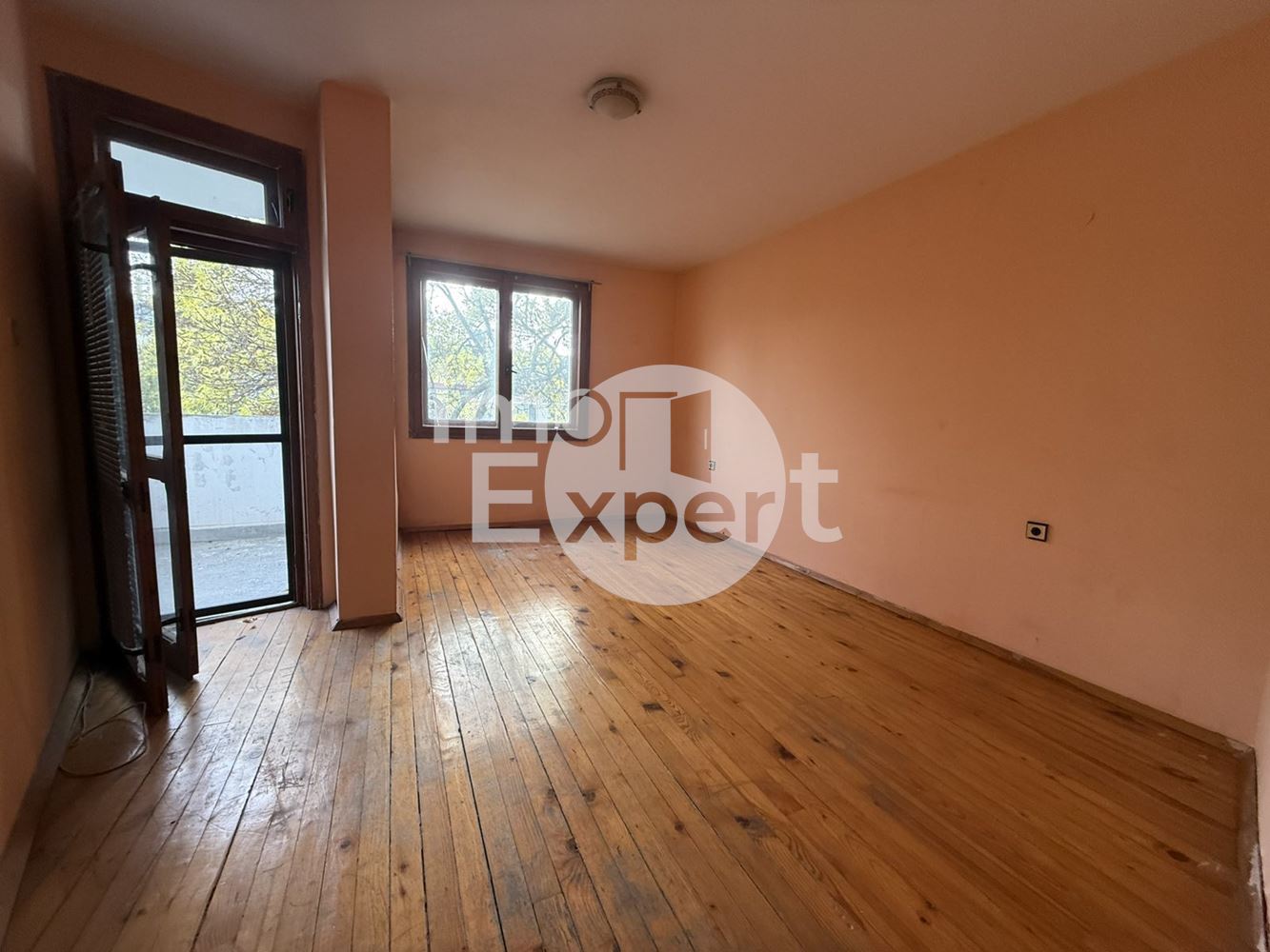 Апартамент с три отделни стаи на отлична локация-кв.Възраждане - 0