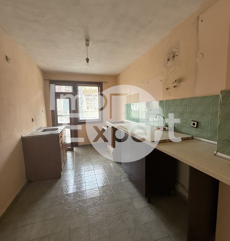 Апартамент с три отделни стаи на отлична локация-кв.Възраждане - 0