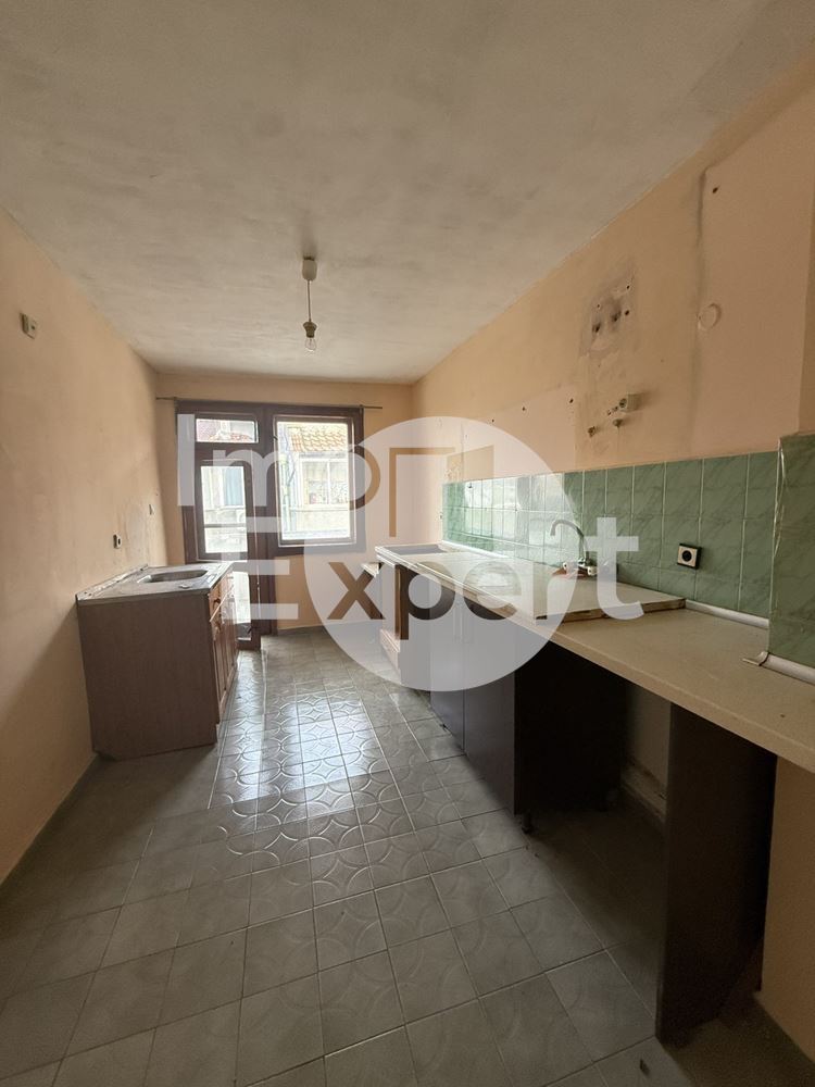 Апартамент с три отделни стаи на отлична локация-кв.Възраждане - 0