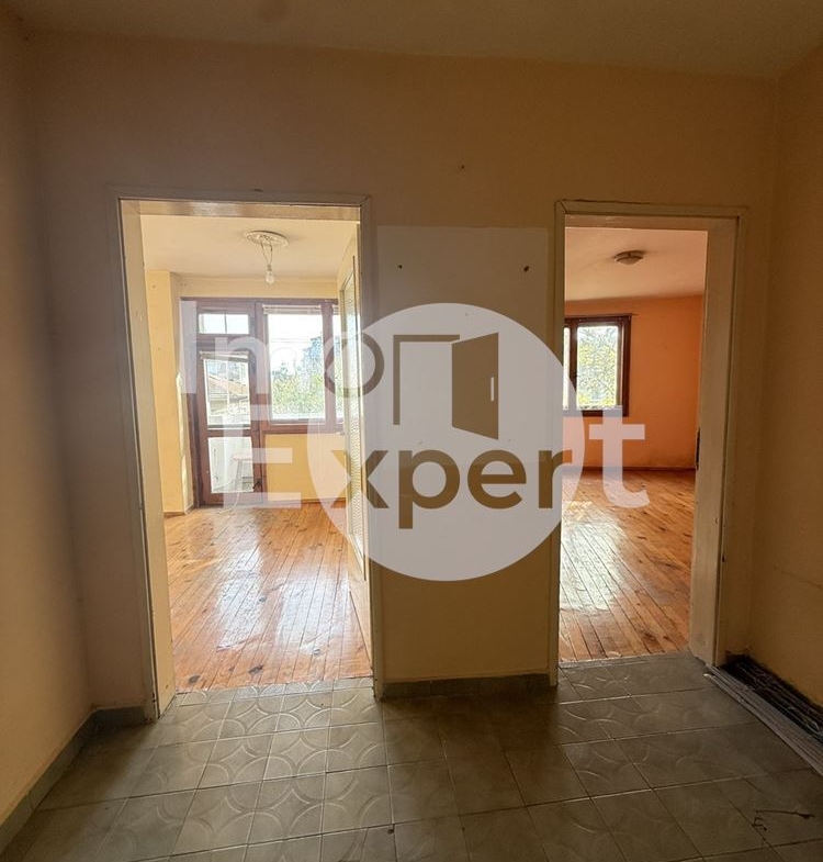 Апартамент с три отделни стаи на отлична локация-кв.Възраждане - 0