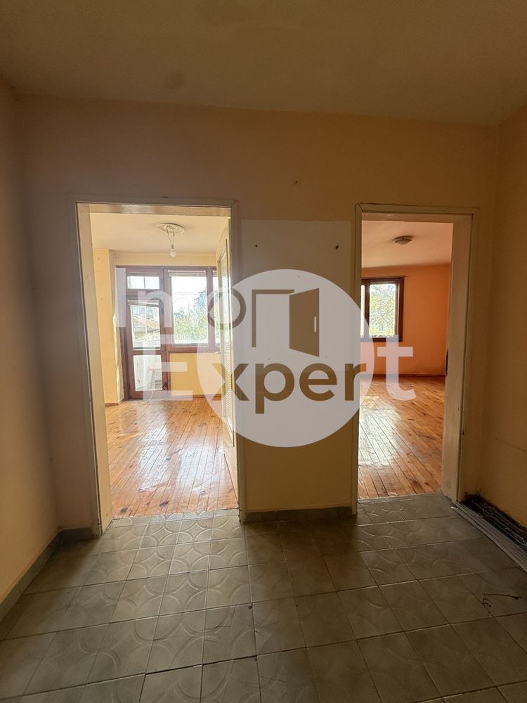 Апартамент с три отделни стаи на отлична локация-кв.Възраждане - 0