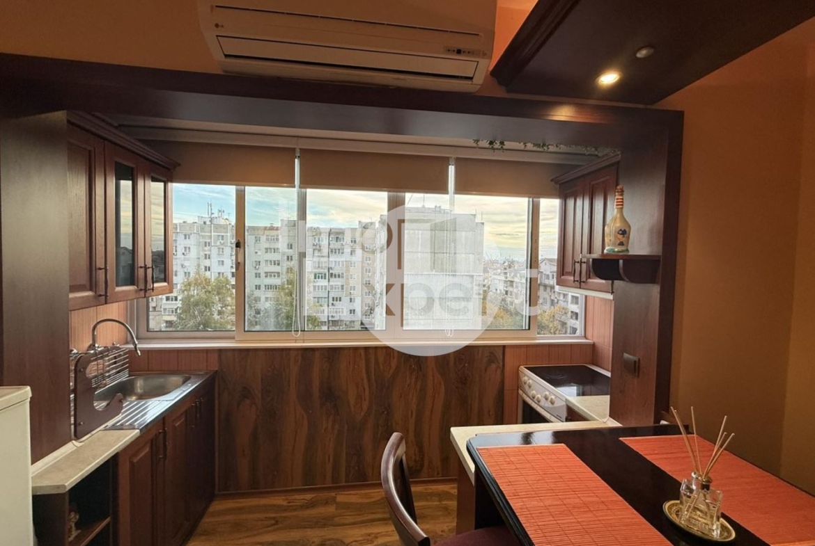 Тристаен обзаведен апартамент на отлична локация в жк.Възраждане - 0