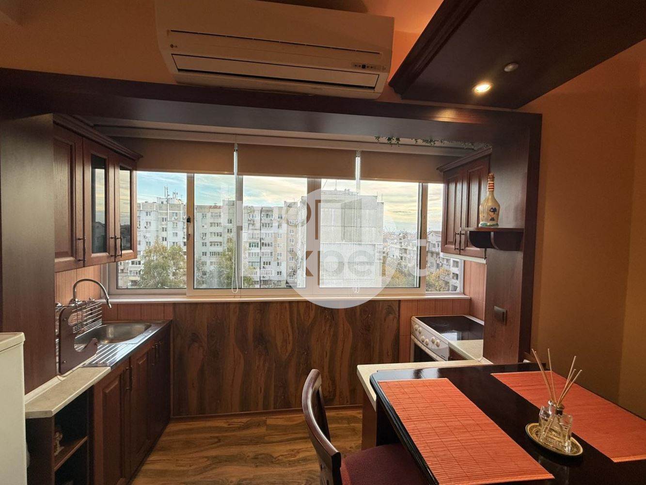 Тристаен обзаведен апартамент на отлична локация в жк.Възраждане - 0