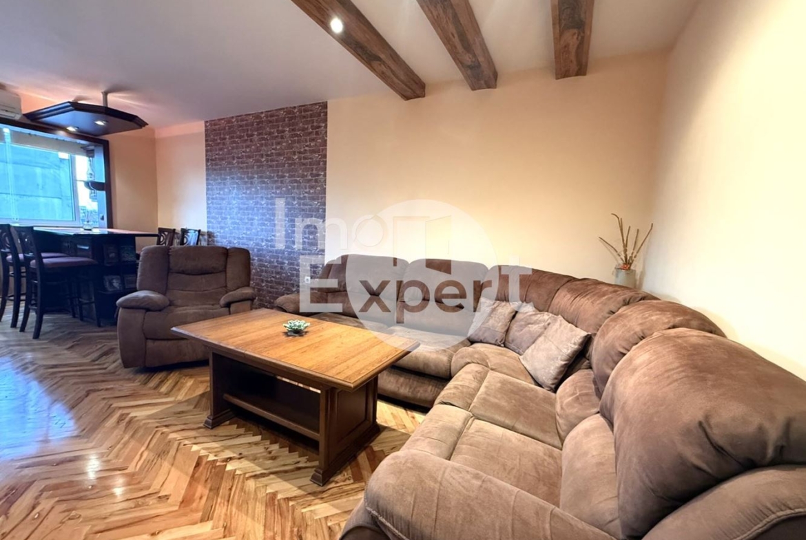 Тристаен обзаведен апартамент на отлична локация в жк.Възраждане - 0