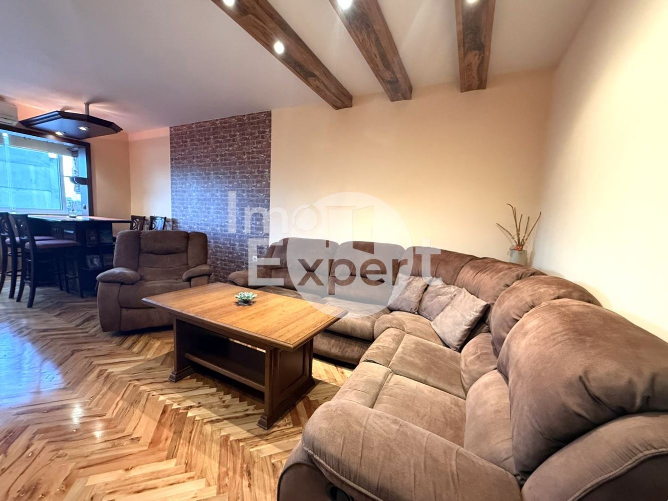 Тристаен обзаведен апартамент на отлична локация в жк.Възраждане - 0