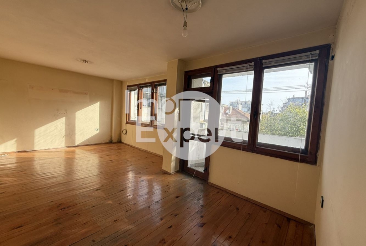 Апартамент с три отделни стаи на отлична локация-кв.Възраждане - 0