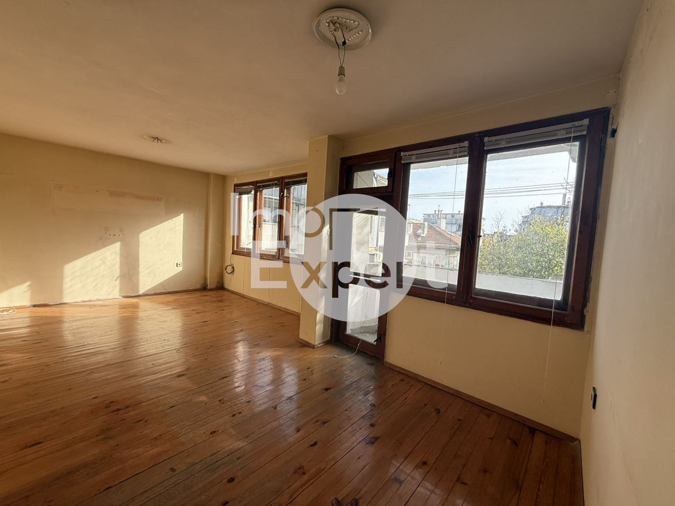 Апартамент с три отделни стаи на отлична локация-кв.Възраждане - 0