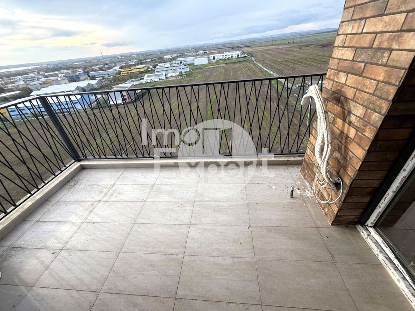 Тристаен апартамент с панорамна гледка в нова сграда с акт 16-0 Тристаен апартамент с панорамна гледка в нова сграда с акт 16 - 0