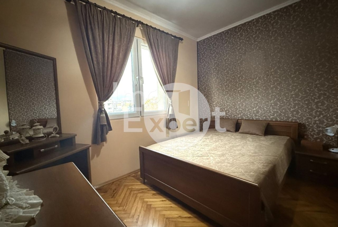 Тристаен обзаведен апартамент на отлична локация в жк.Възраждане - 0