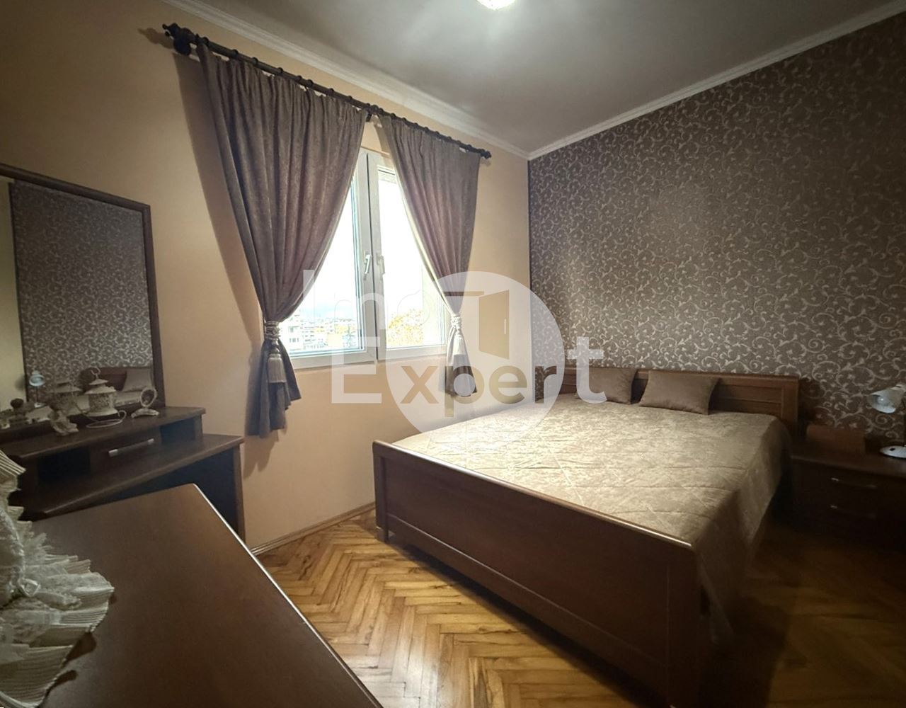 Тристаен обзаведен апартамент на отлична локация в жк.Възраждане - 0