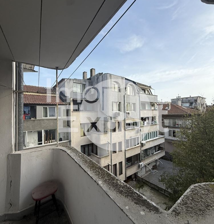 Апартамент с три отделни стаи на отлична локация-кв.Възраждане - 0