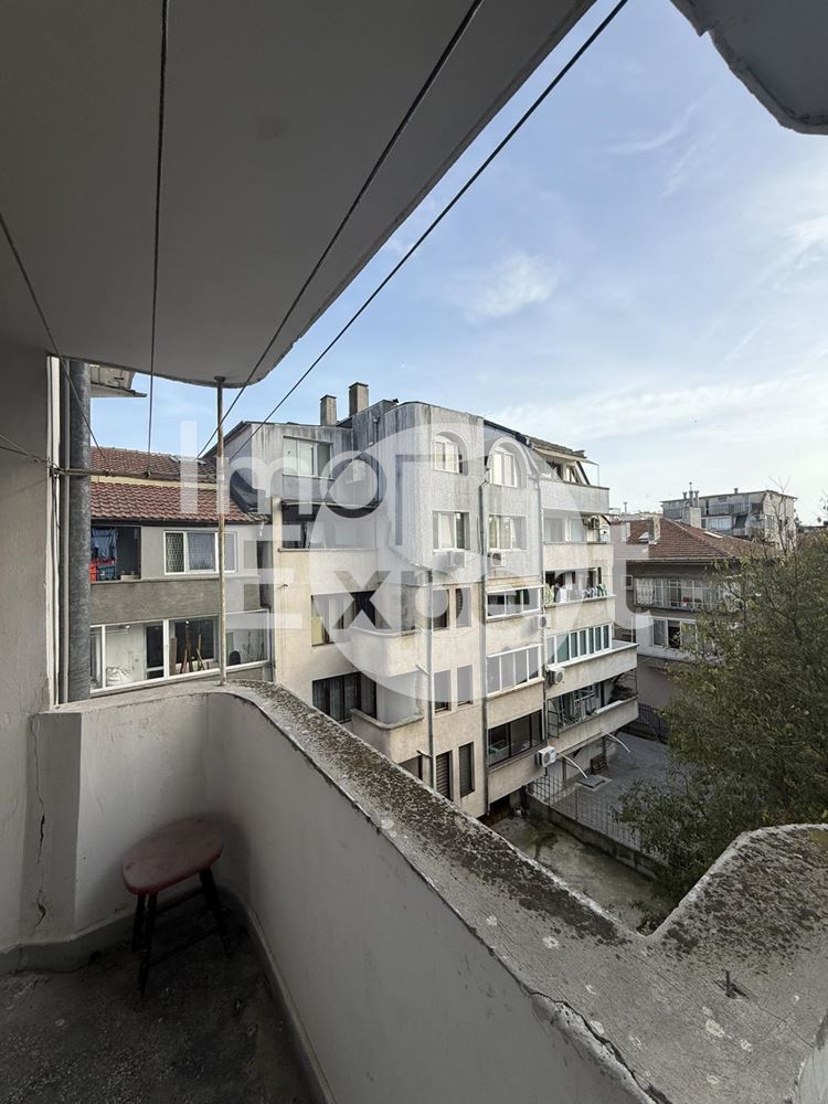 Апартамент с три отделни стаи на отлична локация-кв.Възраждане - 0