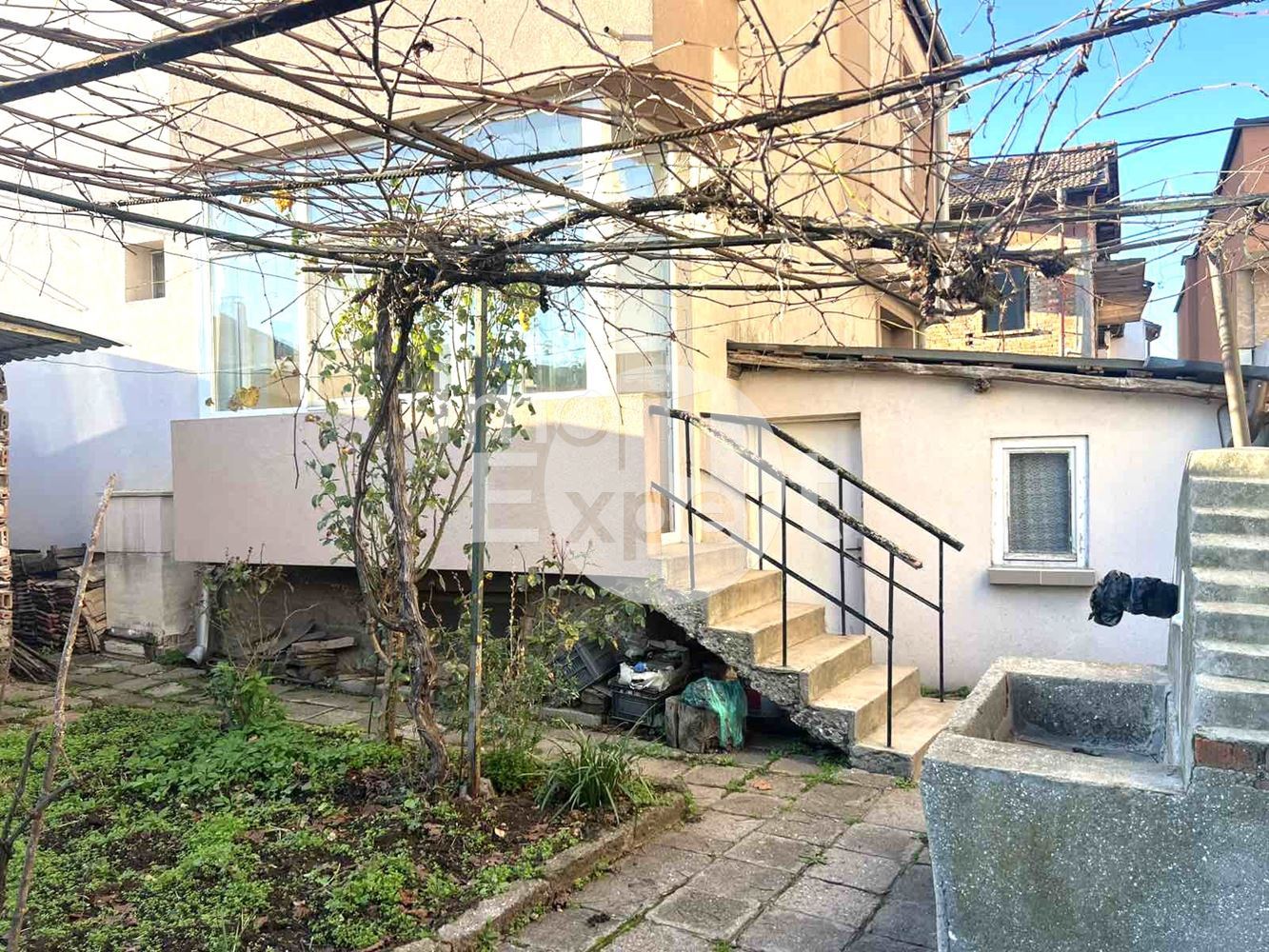 Етаж от масивна Двуетажна къща с двор!!!-0 Етаж от масивна Двуетажна къща с двор!!! - 0