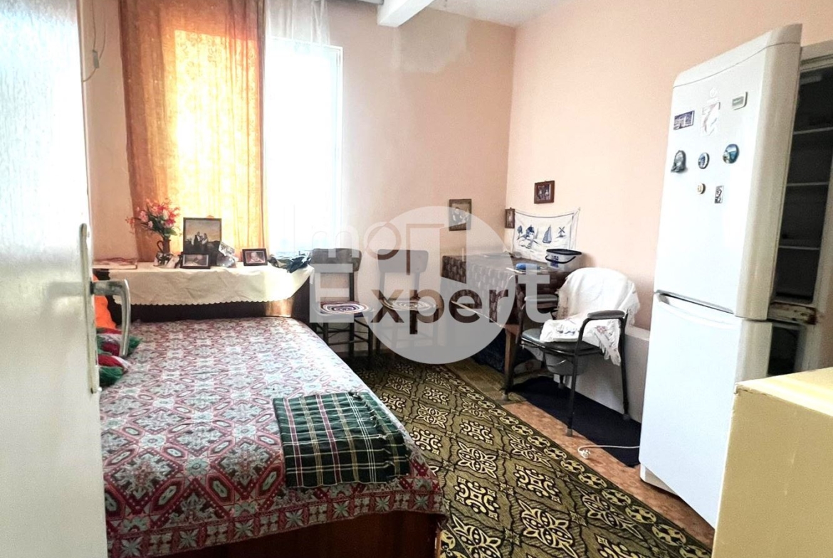 Етаж от масивна Двуетажна къща с двор!!! - 0