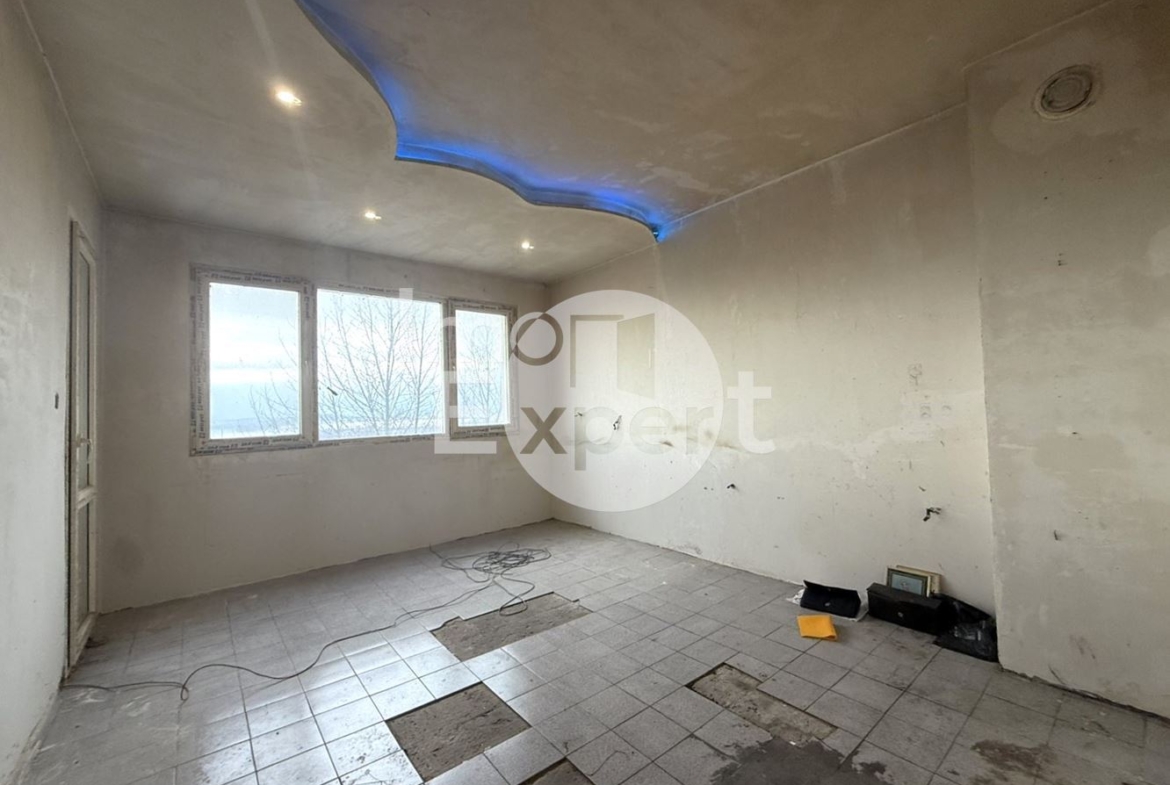 Апартамент с три отделни стаи в жк.Меден Рудник-зона В - 0