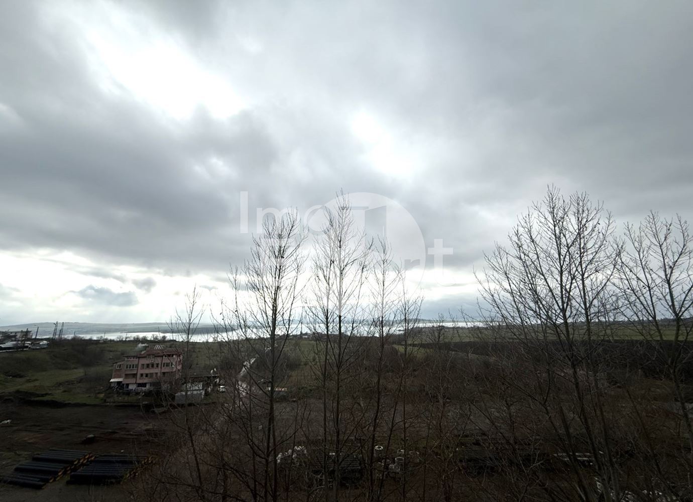 Апартамент с три отделни стаи в жк.Меден Рудник-зона В - 0