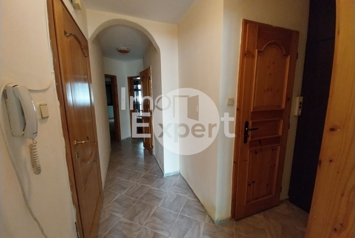 Тристаен апартамент във Възраждане с Акт 16 - 0