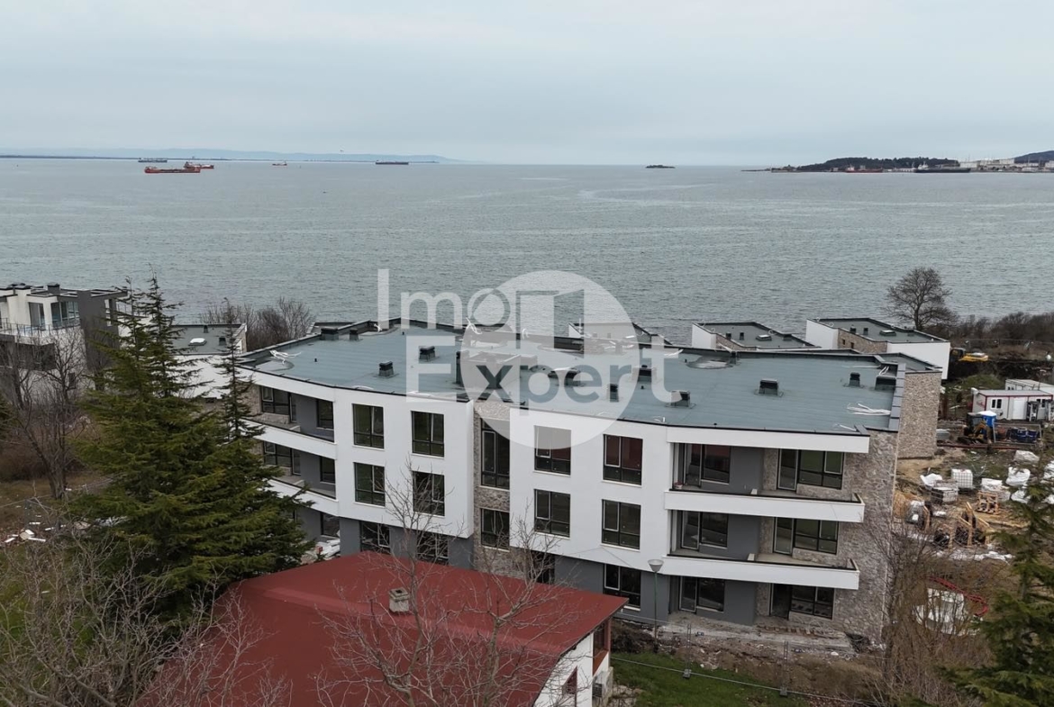 Двустаен апартамент на първа линия море в кв. Крайморие - 0