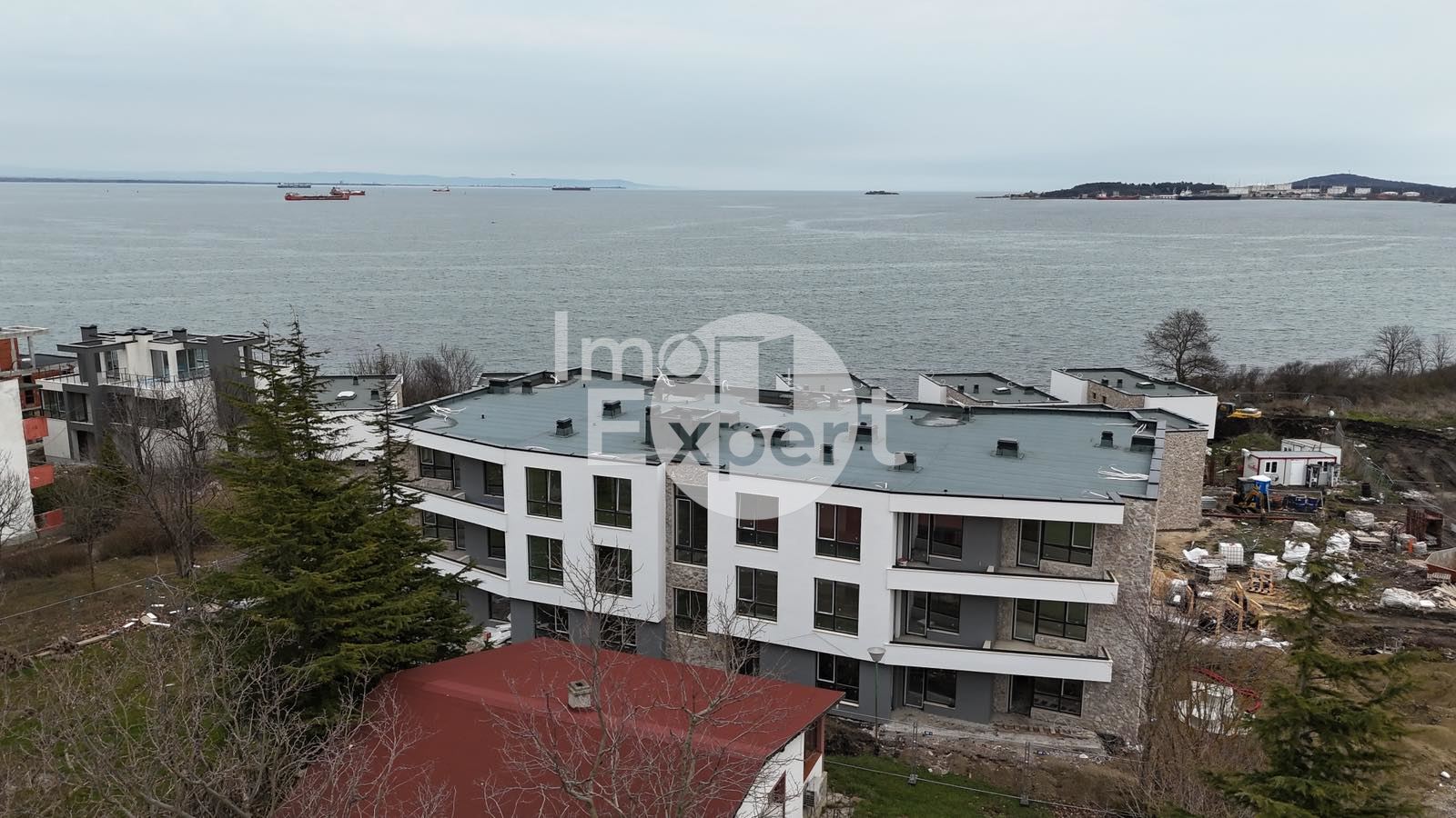 Двустаен апартамент на първа линия море в кв. Крайморие - 0