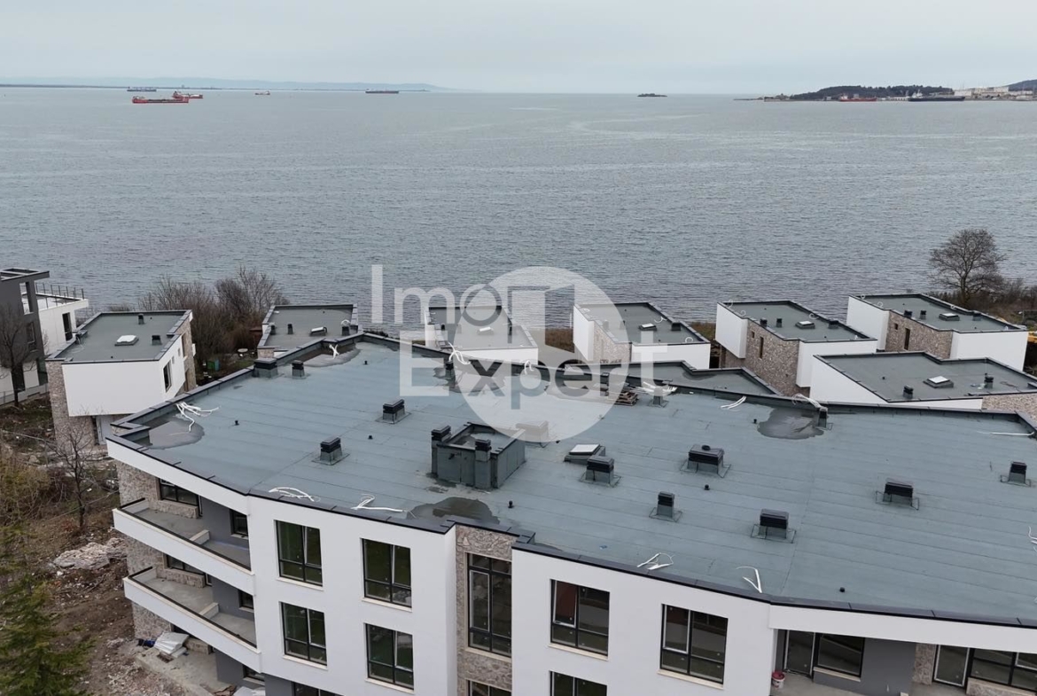 Двустаен апартамент на първа линия море в кв. Крайморие - 0