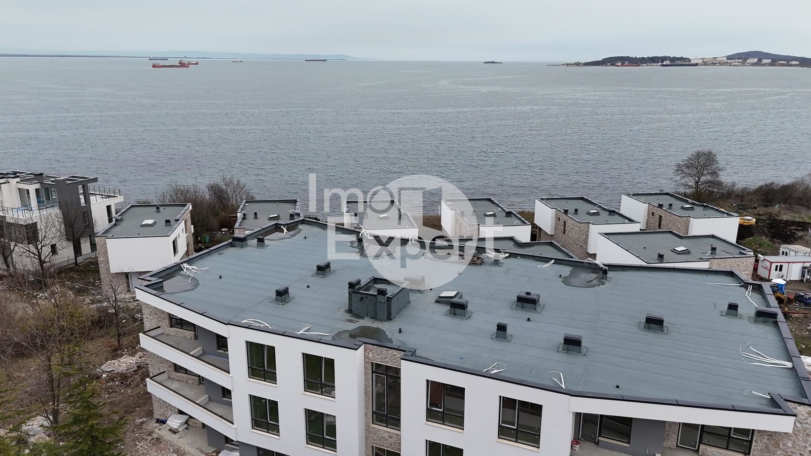 Двустаен апартамент на първа линия море в кв. Крайморие - 0