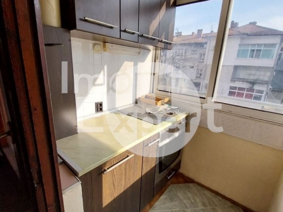 Тристаен апартамент във Възраждане с Акт 16 - 0