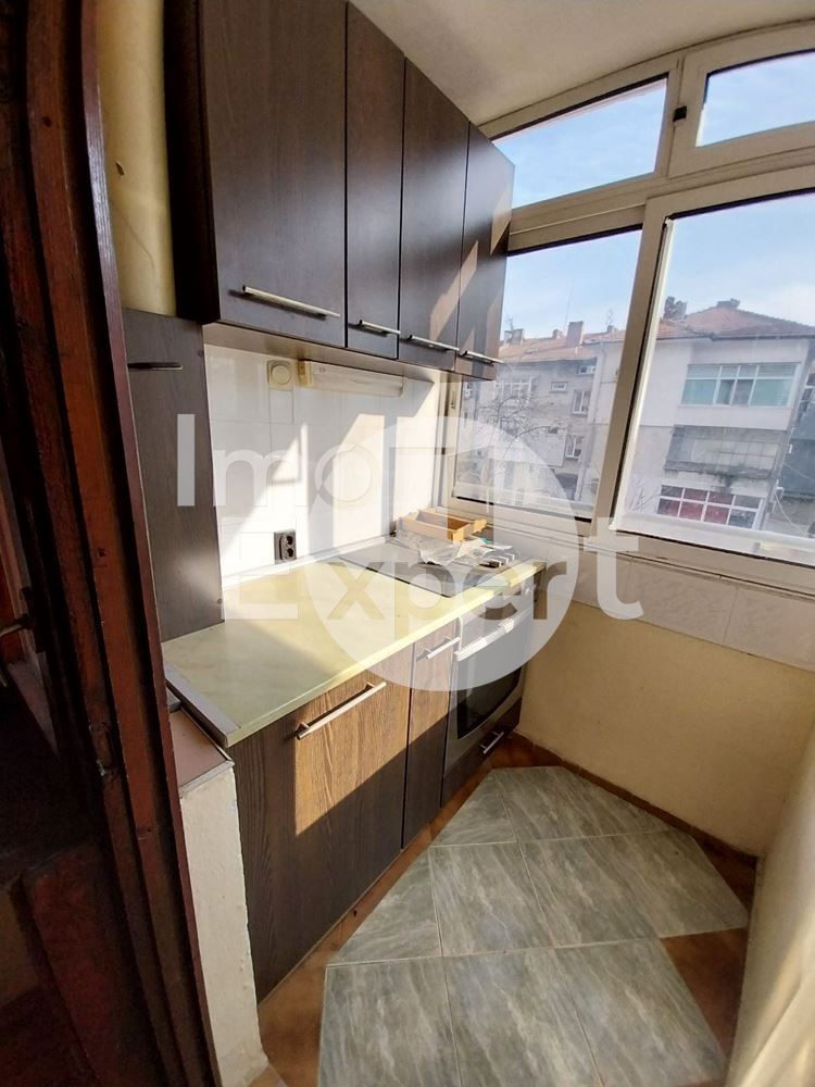 Тристаен апартамент във Възраждане с Акт 16 - 0