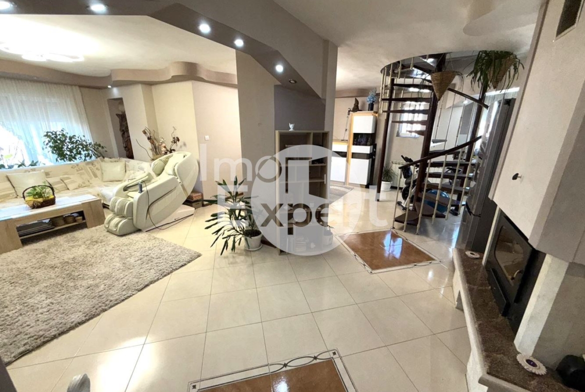 Обзаведен многостаен апартамент на две нива -жк. Меден Рудник - 0