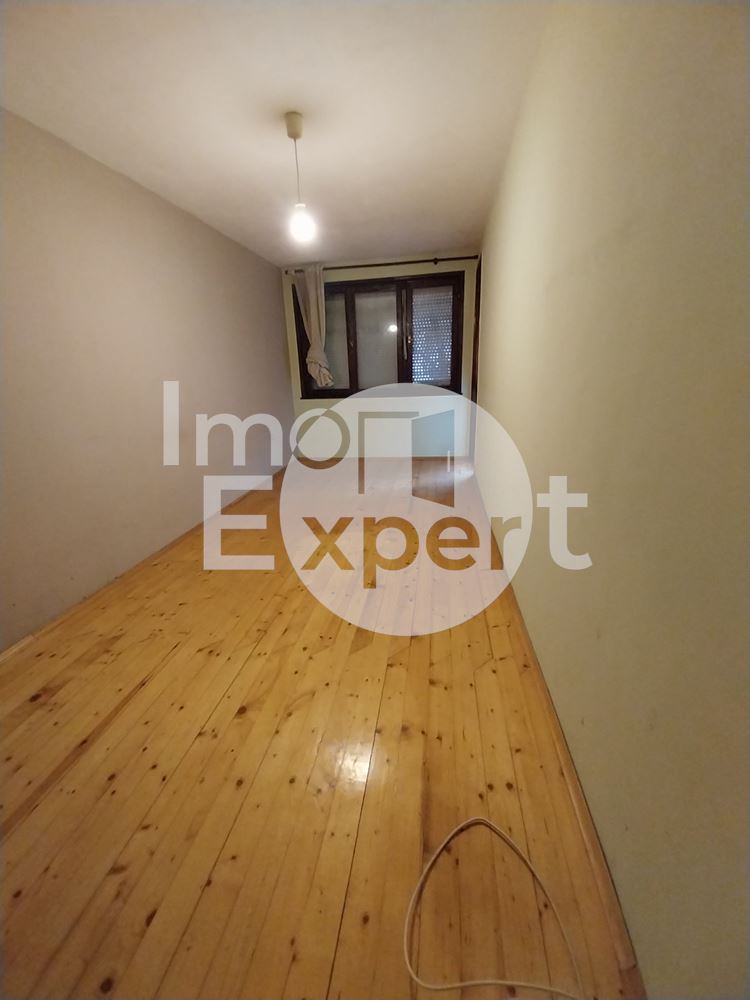 Тристаен апартамент във Възраждане с Акт 16 - 0