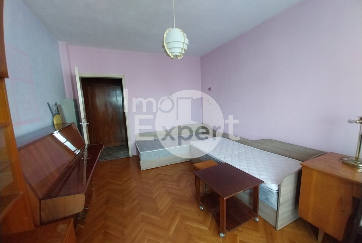 Просторен апартамент с две спални на ТОП локация - 0