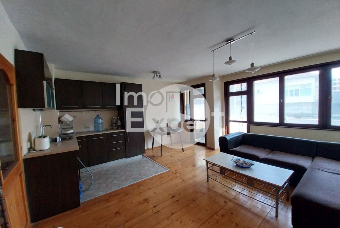 Тристаен апартамент във Възраждане с Акт 16 - 0