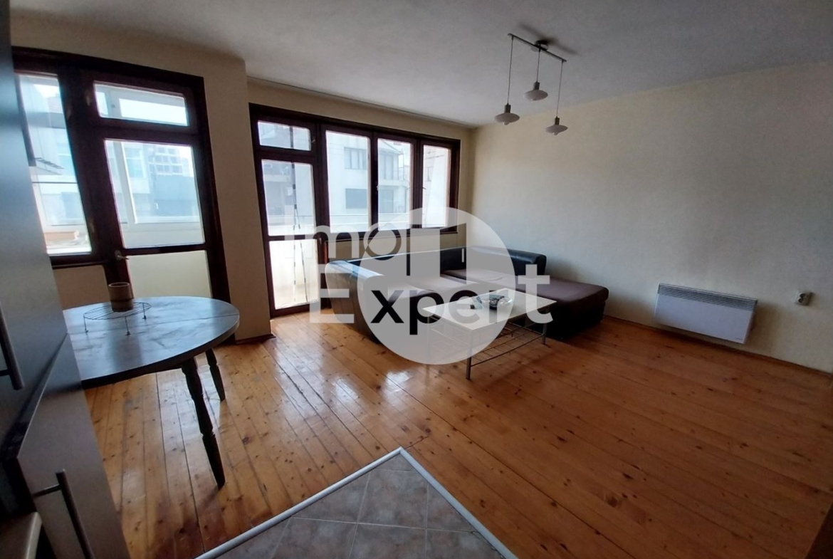 Тристаен апартамент във Възраждане с Акт 16 - 0