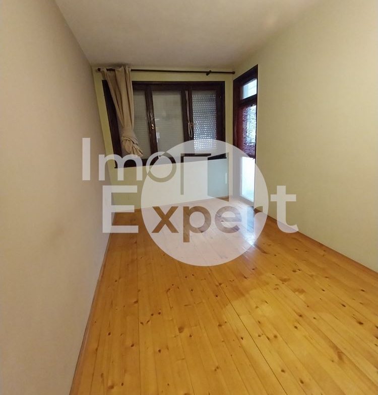 Тристаен апартамент във Възраждане с Акт 16 - 0