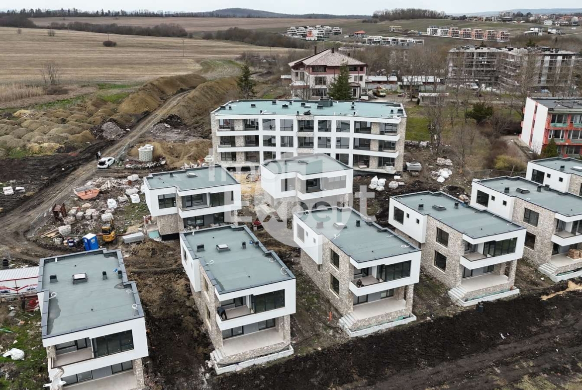 Двустаен апартамент на първа линия море в кв. Крайморие - 0